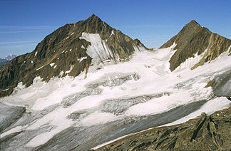 Schwemser Spitze (links) von Nordosten, rechts die Äußere Quellspitze
