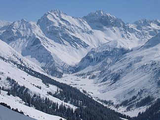 Hoch Ducan von Norden, über dem Ort Sertig Dörfli. Links der höher erscheinende Gipfel Plattenflue und ganz links das vorne stehende Mittaghorn (Sertig)