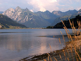 Fluebrig (links), von Gross am Sihlsee aus gesehen