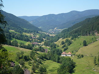 Obersimonswald (um 450 m), zwischen Hornkopf (1121 m, links) und Obereck (1177 m, rechts), im Vordergrund rechts das Zweribachwerk
