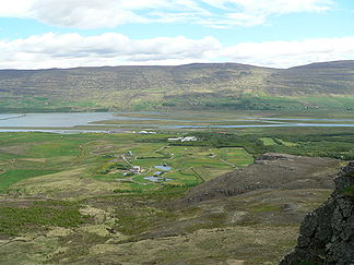 Vaðlaheiði von Westen, im Vordergrund das Ende des Eyjafjörður mit der Landebahn des Flughafens Akureyri
