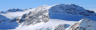 Die Sonklarspitze von Osten (Agglsspitze), im Vordergrund das Becherhaus