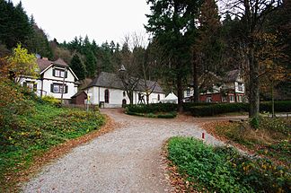 St. Ottilien im Musbachtal. Das Mesmerhaus (li.), die Kirche mit der Brunnenkapelle (mi.), das ehemalige Küsterhaus (re.)