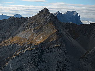 Steinfalk (Ostseite) mit Blausteigkar (rechts) und Östlicher Karwendelspitze im Hintergrund