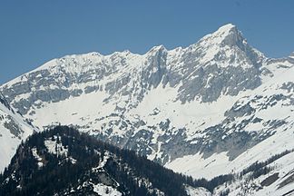 Die Große Stempeljochspitze links der Mitte, rechts der markantere Rosskopf, von Osten (Halltal)