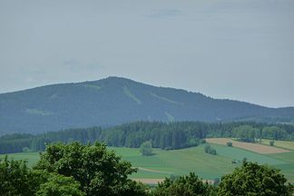 Der Sternstein von Schenkenfelden gesehen. Freie Flächen im Wald sind Schipisten
