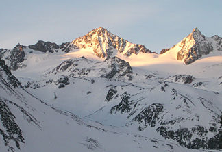 Von Nordosten: In der Bildmitte die Stubaier Wildspitze, rechts der Östliche Daunkogel