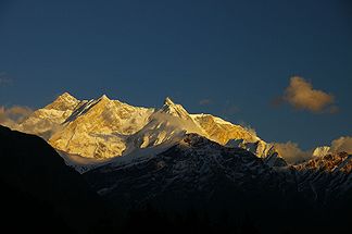 Nordwestansicht der Annapurna: links der Hauptgipfel, daneben Sans Nom (Westschulter), in der Bildmitte der Fang.