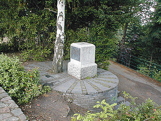 Auf dem Gipfel der Marienhöhe: Denkmal für den Trigonometrischen Punkt Rauenberg