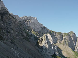 Die merkwürdige Felsbastion des Chastelendossen (Bildmitte). Links darüber das Tomlishorn