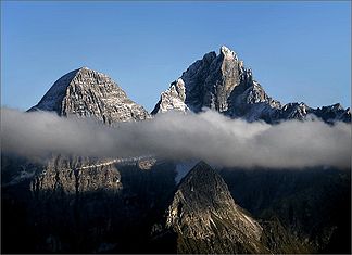 Gschnitzer (links) und Pflerscher Tribulaun von Nordwest, davor die Gargglerin (2470 m)