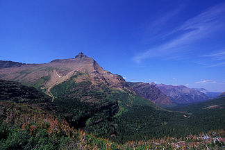 Blick vom Grat nahe dem Gipfel nach Nordost auf Mount Jackson und Amphitheater Mountain