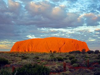 Beim Sonnenuntergang zeigt sich der Uluṟu („Ayers Rock“) hellrot