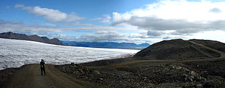 An einem der Talgletscher der Breiðabunga, im Hintergrund rechts außen die Felsnadel des Vestrahorn bei Höfn