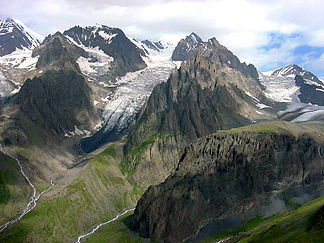 Die Gebirgsketten des Großen Kaukasus. Blick von Süden auf Gipfel und Gletscher