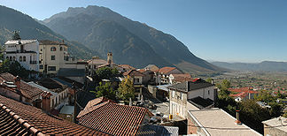 Blick auf das Tymfi-Massiv (Gamila). Im Vordergrund Konitsa und der Fluss Aoos (Vjose).