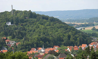 Blick auf den Amtshausberg. Im Hintergrund rechts das Wiehengebirge und die Weser.