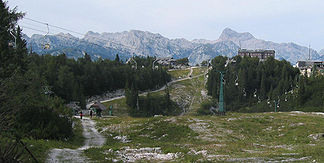 Rjava skala im Norden des Berges: Seilbahnbergstation und Schutzhütte Koča Merjasec na Voglu