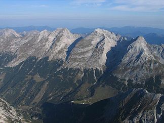 Vogelkarspitze, Östliche Karwendelspitze, Grabenkar und Grabenkarspitze (ganz rechts) von Süden
