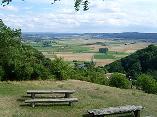 Blick von der Amöneburg auf das südöstliche Amöneburger Becken, den Vorderen (rechts die 405 und 407 m hohe Mardorfer Kuppe) und den „eigentlichen“ Vogelsberg (links im Hintergrund)