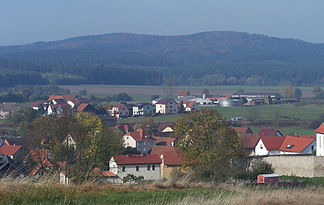 Blick über Ettenhausen a.d. Suhl zum Doppelgipfel der Hardt