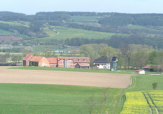 Blick über Wilhelmsglücksbrunn zum Kleinen und Großen Pferdsberg