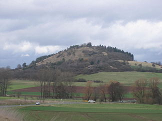 Wartberg (Blick von Süden). Im Vordergrund das Tal der Ems.