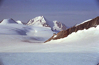 Von links nach rechts: Langtauferer Spitze, Innere Quellspitze, Weißkugel, Innerer Bärenbartkogel, Äußerer Bärenbartkogel