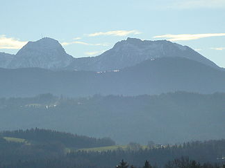 Der Wendelstein (links) von Norden. Rechts daneben befindet sich der Breitenstein.