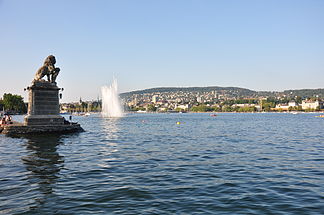 Blick von Enge über den See auf die besiedelte Westflanke des Zürichbergs