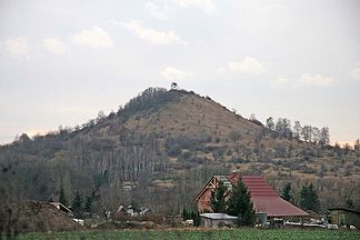 Hügel Zebín mit barocker Kapelle auf dem Gipfel
