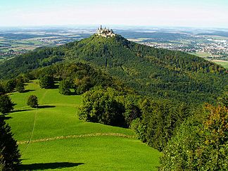 Blick vom Zeller Horn auf Burg Hohenzollern und Zellerhornwiese