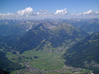 Grubigstein von Zugspitze gesehen; Ehrwald im Vordergrund; Biberwier links und Lermoos rechts an der Bergflanke