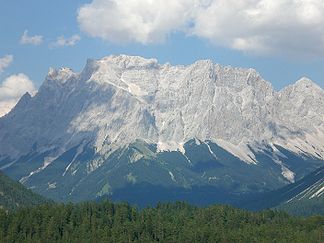 Schneefernerkopf (von li.: Zugspitzeck, Zugspitze, Schneefernerkopf, Wetterspitzen, Wetterwandeck), gesehen vom Fernpass aus Südwesten