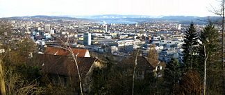Blick vom Käferberg-Waidberg (von links nach rechts) über Zürichberg, Adlisberg, Pfannenstiel, Stadtzentrum, Zürichsee, Glarner Alpen (Hintergrund) und Albisgrat (März 2008)