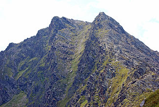 Blick vom Zwölfernieder auf den Haupt- (links) und den Vorgipfel mit dem Gipfelkreuz