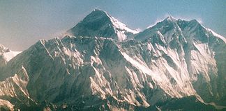 Mount Everest von Süden, davor der Nuptse und rechts der Lhotse