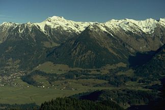 Schattenberg (der Berg in Bildmitte mit dreieckiger Waldfläche) vom Söllereck. Der höchste (schneebedeckte) Berg ist das Nebelhorn