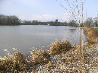 Der Fluss durchströmt den Stausee Étang de la Thévinière