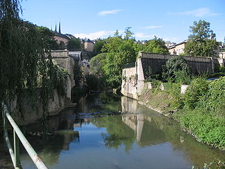 Die Alzette an der Mündung der Petrusse in Luxemburg (Stadt)