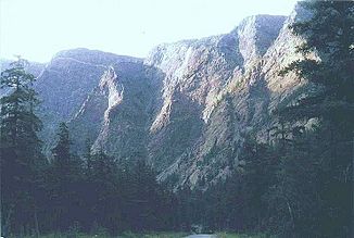Ostwand des Bridge River Canyon, nahe dem Terzaghi Dam, von Road 40 aus gesehen