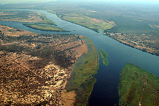 Mündung des Kuando (linke Bildmitte) in den Sambesi; Luftaufnahme von Südwesten
