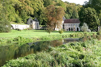 Der Fluss vor der Abbaye de Fontaine-Guérard