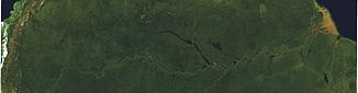 Der West-Ost-Verlauf des Amazonas mit dem dunklen Rio Negro (oben) im Satellitenbild