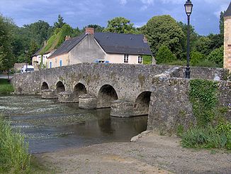 Romanische Brücke in Asnières-sur-Vègre