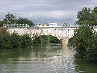 Die Baïse wird vom Garonne-Seitenkanal überquert
