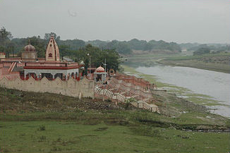 Bela-Bhawani-Tempel am Ufer des Sai in Bela Pratapgarh