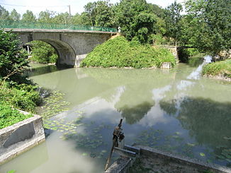 Der kanalisierte Fluss bei La Grève-sur-Mignon