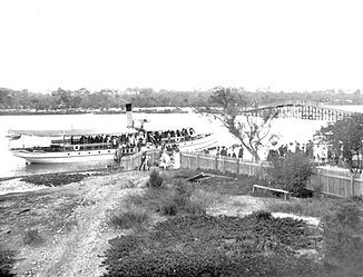 Passagiere verlassen den Flussdampfer Silver Star am Coffee Point; im Hintergrund die alte Canning Bridge (ca. 1906)