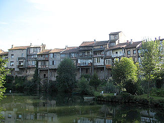 Casseneuil, Häuser am Fluss